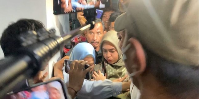 Ria Ricis Silenced When Asked About Divorce Lawsuit Against Teuku Ryan, Just Lowered Her Head and Immediately Closed the Car Door