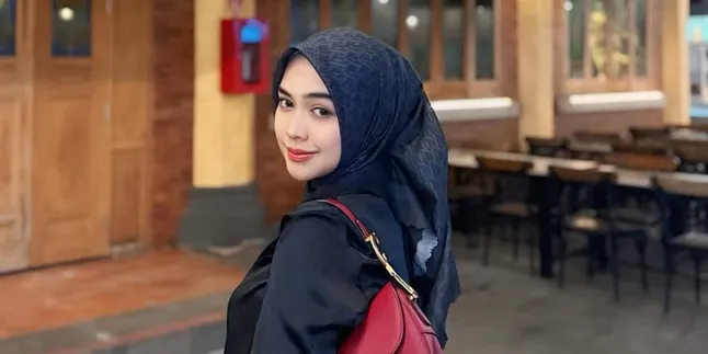 Ria Ricis Tembus Jalur Berlumpur Saat Bantu Korban Banjir Bandang di Padang