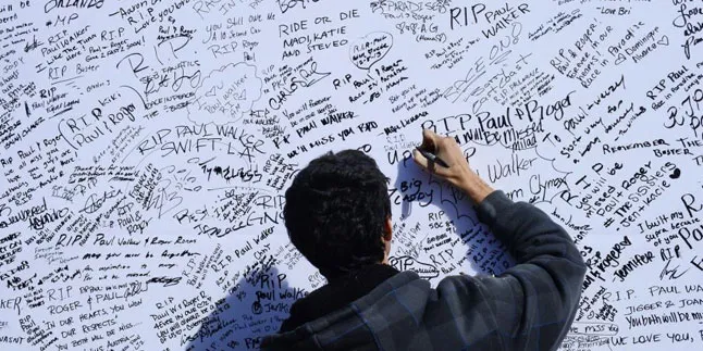 Ribuan Fans Peringati Kematian Paul Walker Ribuan Fans Peringati Kematian Paul Walker