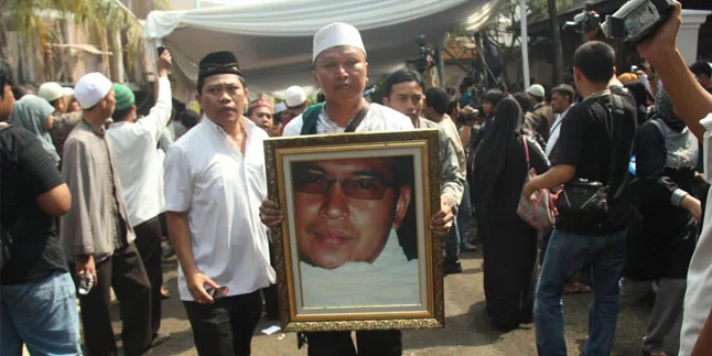 Ribuan Orang Hadiri 7 Hari Meninggalnya Uje Ribuan Orang Hadiri 7 Hari Meninggalnya Uje