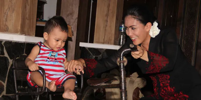 Rieke Nangis Tak Bisa Dampingi Anak Belajar Jalan