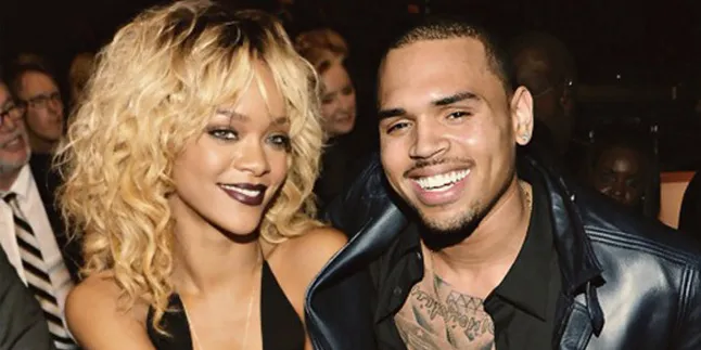 Rihanna - Chris Brown Saling Umpat Lewat Twitter