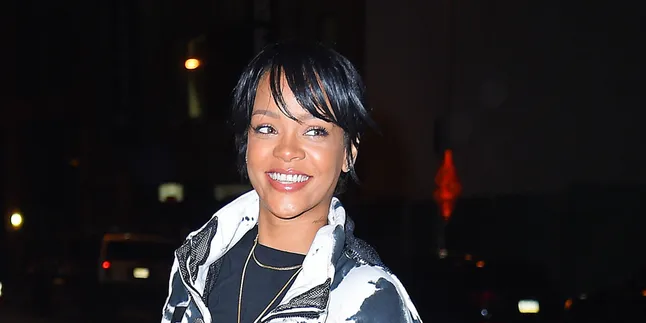 Rihanna Diramalkan Akan Mati Seperti John Lennon?