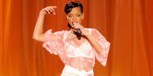 Rihanna Hisap Ganja Bareng Snoop Dogg?
