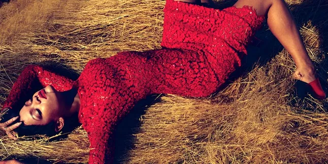 Rihanna Jelaskan Soal Bugil di UNAPOLOGETIC