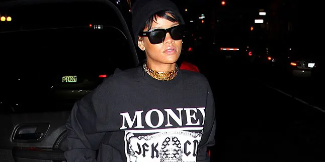 Rihanna Kenakan Kalung Dari Chris Brown, Tanda Masih Cinta?