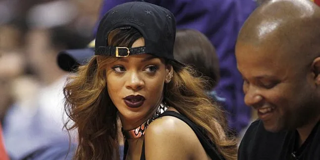 Rihanna Ketahuan Mesra Dengan Pria Lain