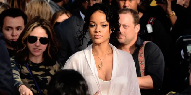 Rihanna Peluk Pria Dari Belakang di Foto Promo Parfum