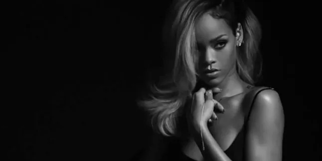 Rihanna Tampil Seksi Untuk Parfum ROGUE