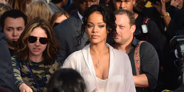Rihanna Terharu Didukung Fans