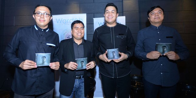 Rilis Album 'MONOKROM', Lima Lagu Tulus Digarap di Praha