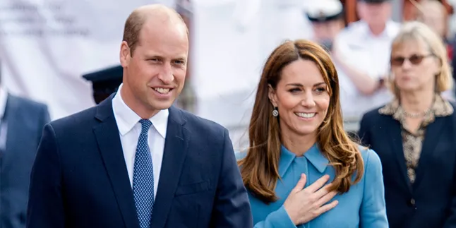 Rilis Kartu Natal 2019, Pangeran William & Kate Middleton Ajak Ketiga Anaknya Pose di Atas Motor