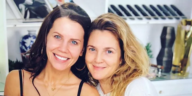 Rilis Line Makeup, Drew Barrymore Ajak Beauty Influencer Tati Westbrook Kolaborasi