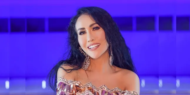 Rilis 'Pacar Kedua', Ratu Meta Basah-Basahan di Malam Hari