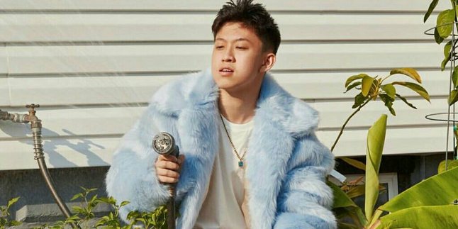 Rilis Klip 'Cold', Rich Brian Jawarai iTunes HipHop Charts