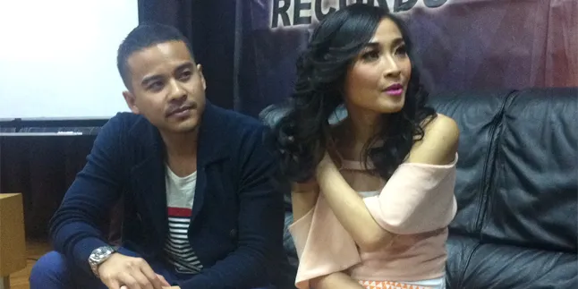 Rini Wulandari Malu-Malu Kenalkan Pacar Rini Wulandari Malu-Malu Kenalkan Pacar