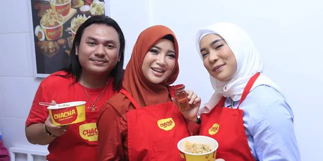 Rintis Usaha Bubur Goreng, Chacha Frederica Sediakan 4 Menu Istimewa Rintis Usaha Bubur Goreng, Chacha Frederica Sediakan 4 Menu Istimewa