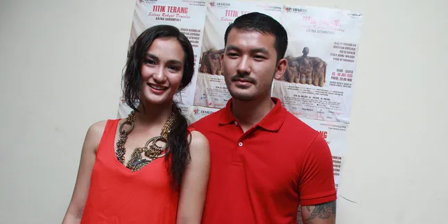 Rio Dewanto - Atiqah Hasiholan Akhirnya Nikah di Pulau Kelor