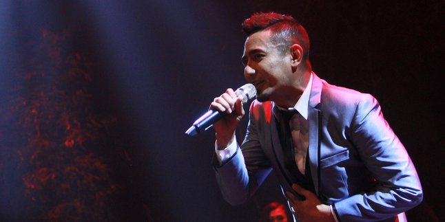 Rio Febrian Sukses Hibur Fans di Konser Romantisnya