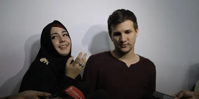 Risty Tagor dan Stuart Collin Bulan Madu Pasca Umroh