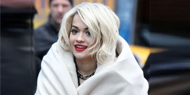 Rita Ora Dihujani Cat di Atas Panggung, Tragedi Atau Seni?