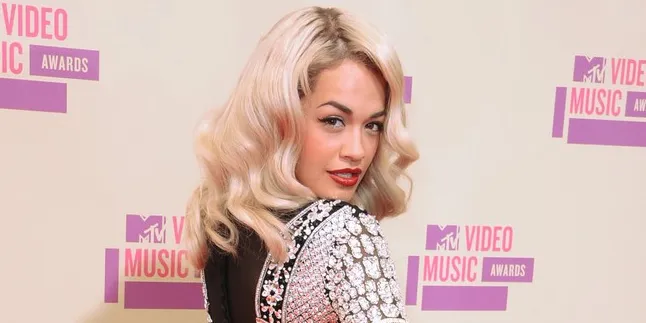 Rita Ora Kenakan Gaun Super Panjang di MTV VMA 2013!
