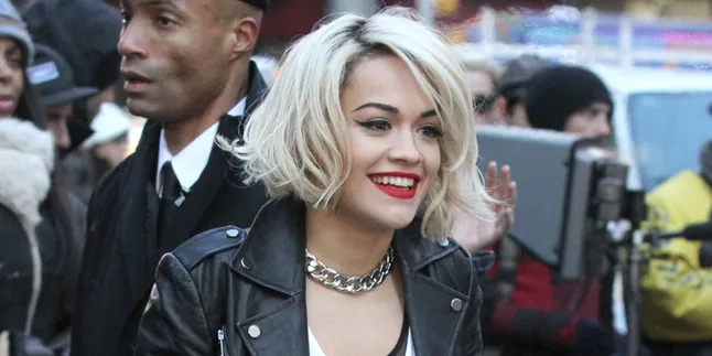Rita Ora Pun Tampak Cantik Saat Pakai Kerudung
