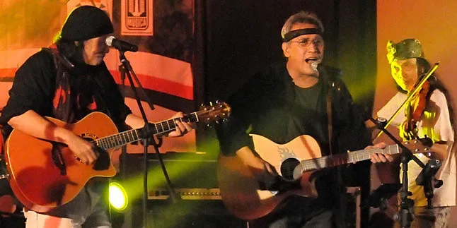 Ritual Adat Palang Pintu Awali Konser Iwan Fals