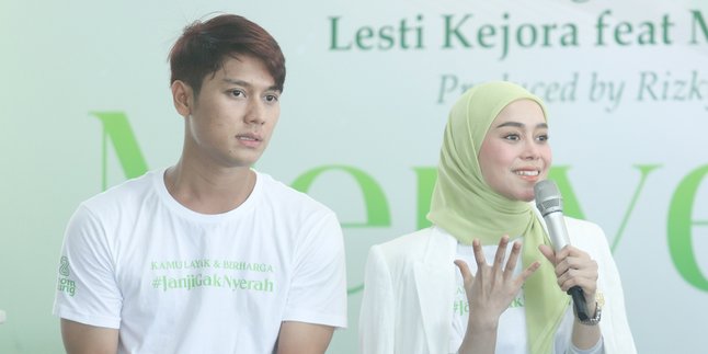 Rizky Billar Makes Lesti Kejora Cry When Reading the Lyrics of the Song 'Menyerah' for the First Time