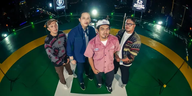 Rizky Irmansyah x Rocket Rockers, Pertemuan Dua Dunia Musik yang Hidupkan 'Rumit' Versi Baru Rizky Irmansyah x Rocket Rockers, Pertemuan Dua Dunia Musik yang Hidupkan 'Rumit' Versi Baru