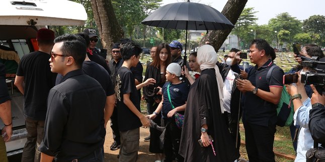 Rizwan, Sule's Son, Attends Grandma Leya's Funeral; His Closeness with Ferry Maryadi's Daughter Becomes More Apparent