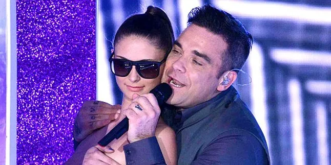 Robbie Williams Menari Bersama Wanita Topless!