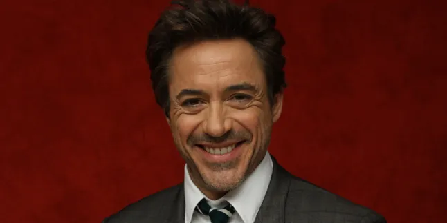 Robert Downey Jr Cium Istri Saat Premiere IRON MAN 3