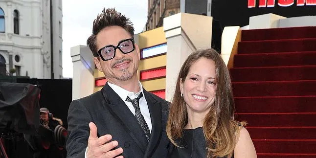 Robert Downey Jr Unjuk Ciuman Mesra di Red Carpet