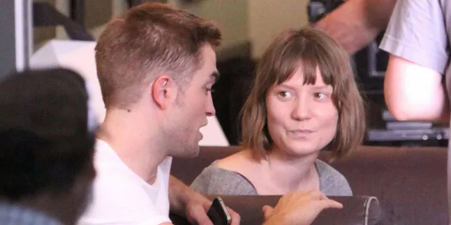 Robert Pattinson Cium Mia Wasikowska di Lokasi Syuting Robert Pattinson Cium Mia Wasikowska di Lokasi Syuting