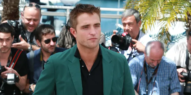Robert Pattinson - FKA Twigs Cuma 'Teman Tapi Mesra' Robert Pattinson - FKA Twigs Cuma 'Teman Tapi Mesra'