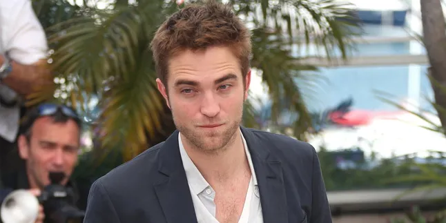 Robert Pattinson Tertangkap Ciuman Dengan Wanita Misterius Robert Pattinson Tertangkap Ciuman Dengan Wanita Misterius
