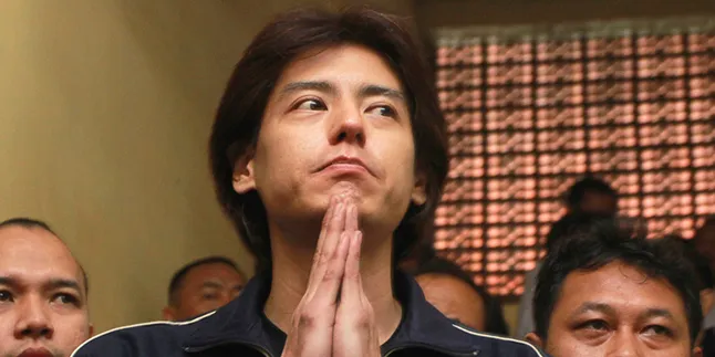 Roger Danuarta Dapatkan Narkoba Secara Gratisan Roger Danuarta Dapatkan Narkoba Secara Gratisan