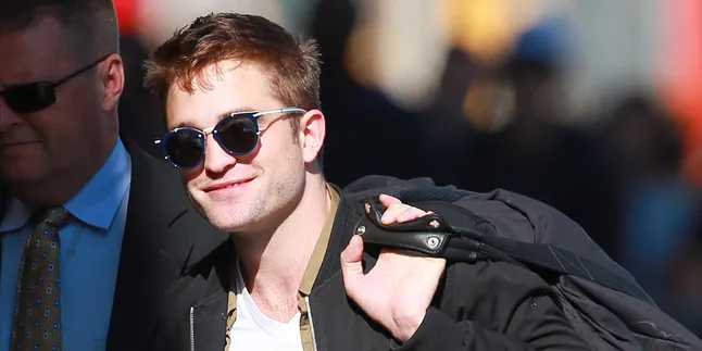Rok Cuma Separuh, Pacar Robert Pattinson Jadi Sorotan Publik Rok Cuma Separuh, Pacar Robert Pattinson Jadi Sorotan Publik