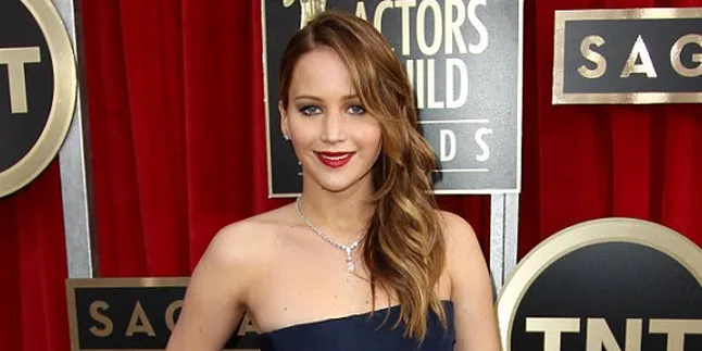 Rok Jennifer Lawrence Robek di Red Carpet