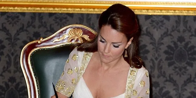 Rok Kate Middleton Nyaris Terbang di Bandara Rok Kate Middleton Nyaris Terbang di Bandara