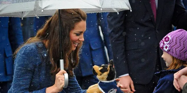 Rok Kate Middleton Terbang, Ratu Inggris Ikut Murka Rok Kate Middleton Terbang, Ratu Inggris Ikut Murka