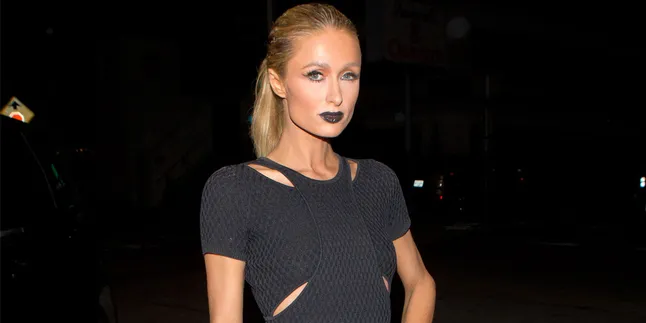 Rok Terlalu Pendek, Area Intim Paris Hilton Tertangkap Kamera