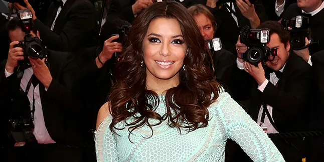 Rok Tersingkap, Eva Longoria Ekspos Bagian Pribadi