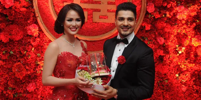 Romantis Abis! Vin Rana Peluk dan Kecup Mesra Pipi Nita Sofiani