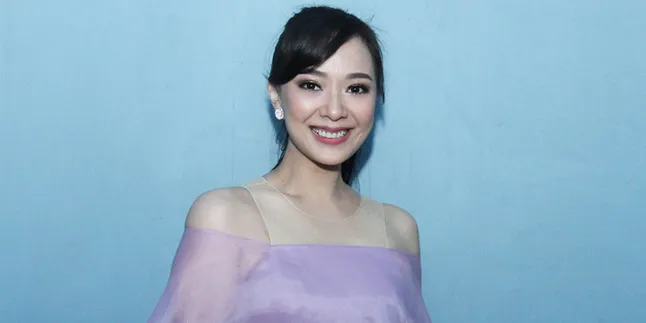 Romantis Bikin Haru! Yuanita Christiani Akhirnya Dilamar Sang Pacar Romantis Bikin Haru! Yuanita Christiani Akhirnya Dilamar Sang Pacar