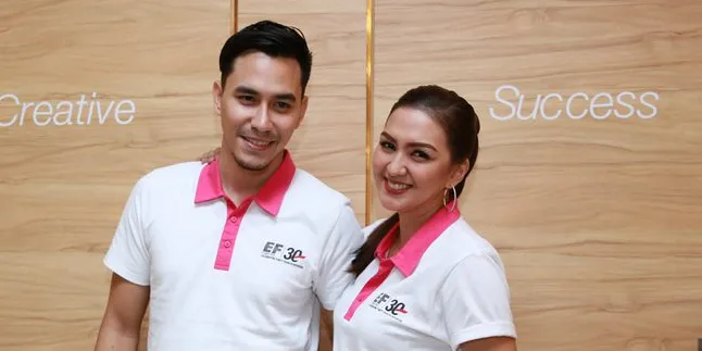 Romantis, Darius - Donna Rayakan Wedding Anniv ke-10 di Maldives