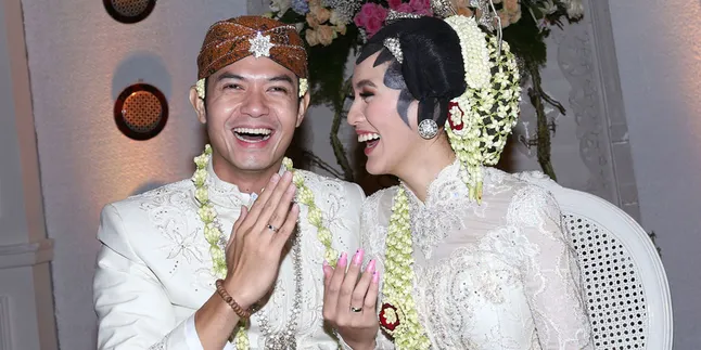 Romantis, Dude Harlino Persembahkan Award Untuk Alyssa!