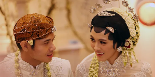 Romantis! Gaya Fashionable Alyssa Soebandono dan Dude Harlino Romantis! Gaya Fashionable Alyssa Soebandono dan Dude Harlino
