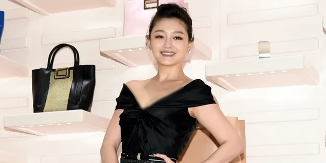 Romantis Hangat, Barbie Hsu Hias Pohon Natal Bareng Suami & Anak